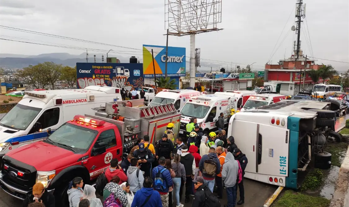 Volcadura de camión urbano deja a 30 personas lesionadas