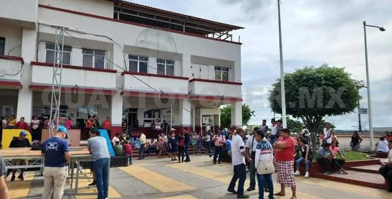 Toman alcaldía de Reforma y retienen a pobladores