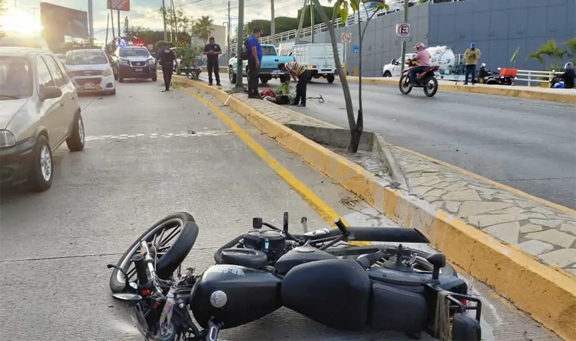 Pareja de motociclistas sufre fuerte accidente