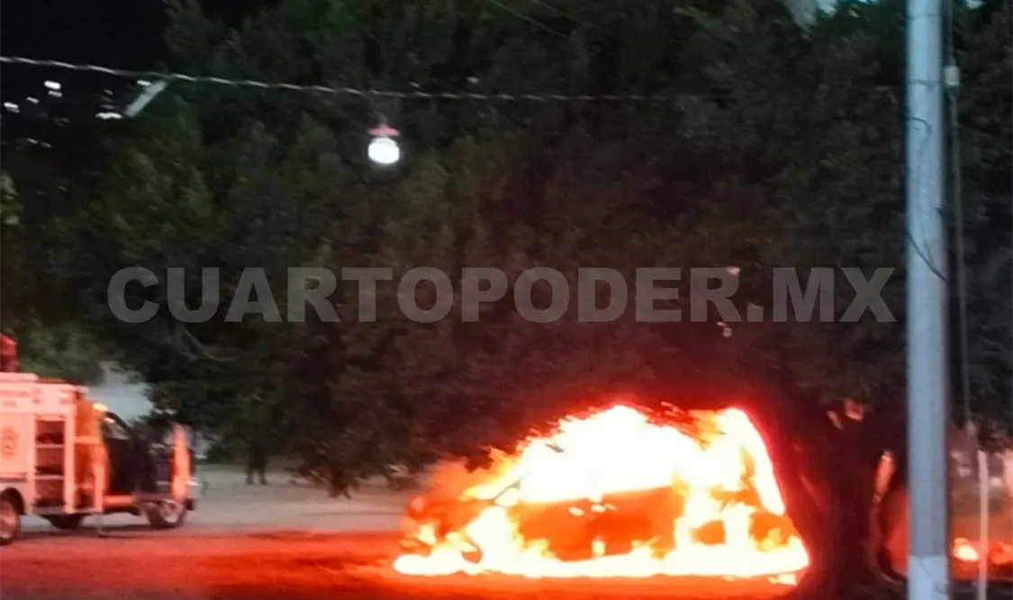 Se incendia una camioneta particular; queda calcinada