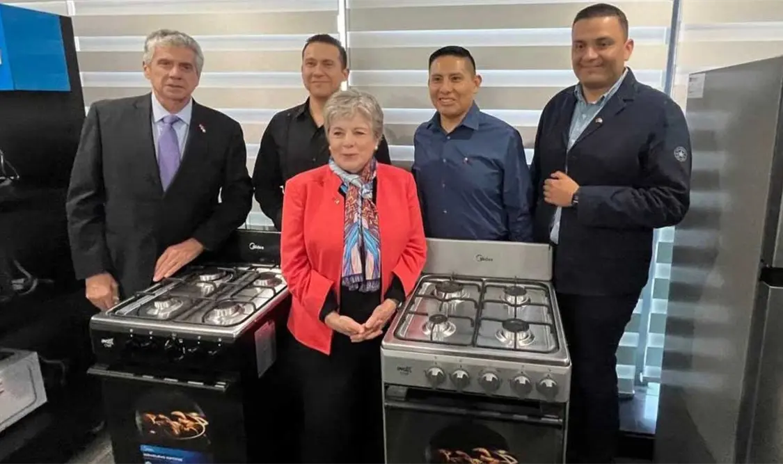 Bárcena revisa en Seúl enseres domésticos