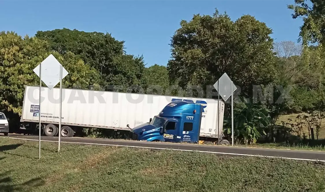 Tráiler se sale del camino en la Costera