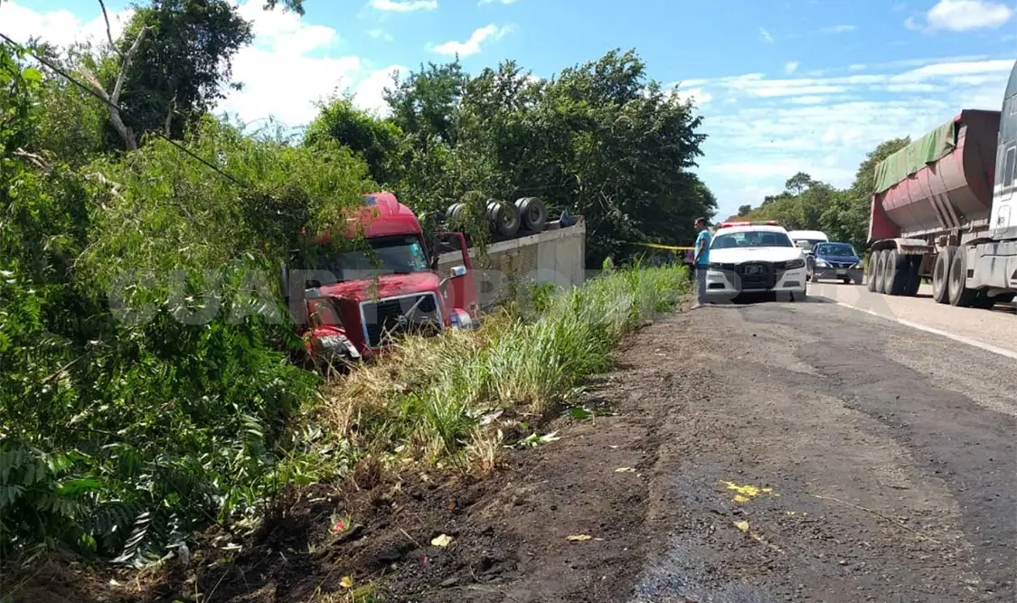 Tractocamión vuelca fuera de la carretera