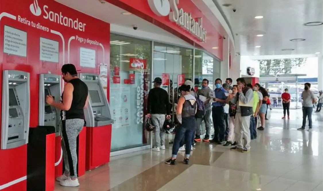 Los bancos ofrecerán sus servicios en los centros comerciales. Cortesía