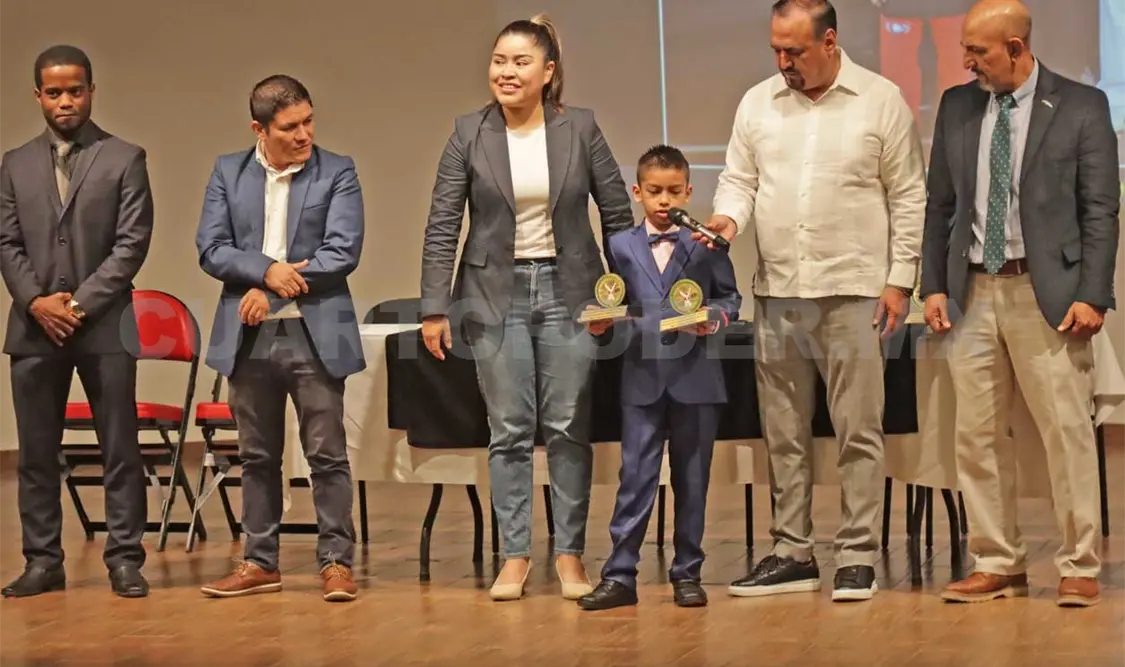 Los invitados especiales aplaudieron a cada uno de los alumnos por los logros de este año. Diego