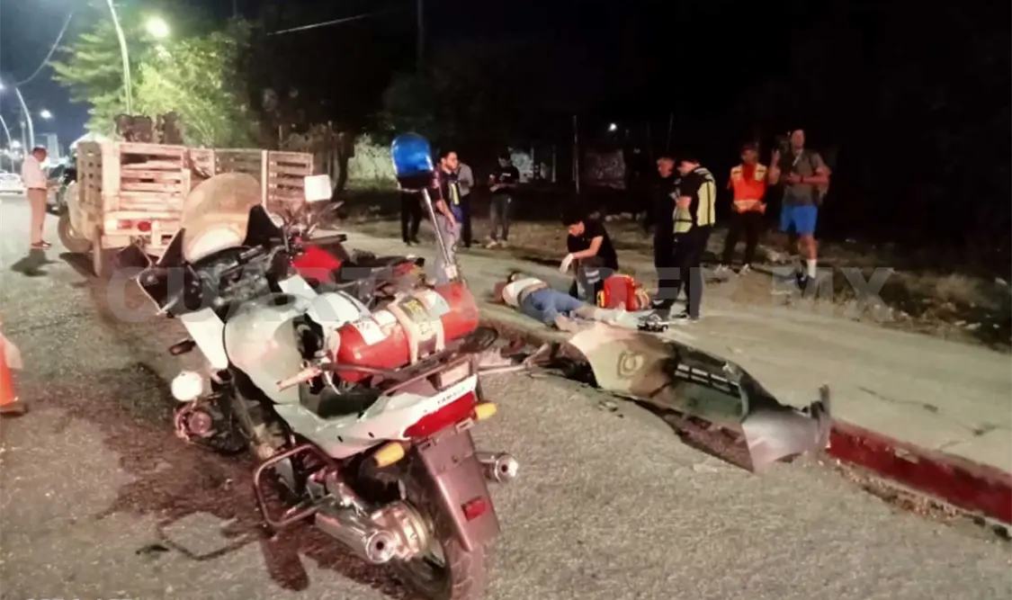 Paramédicos llegaron para brindar los primeros auxilios a las víctimas, luego las trasladaron de urgencia a un hospital. Ulises López / CP
