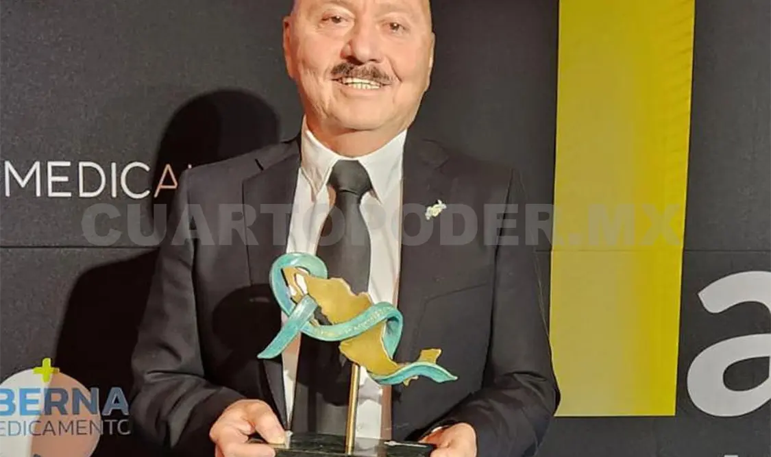 Recibe doctor Pepe Cruz medalla por acciones contra el cáncer