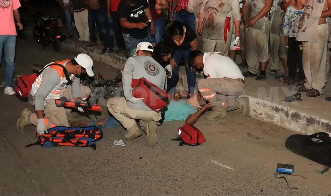 Hospitalizan a motorista tras fuerte accidente