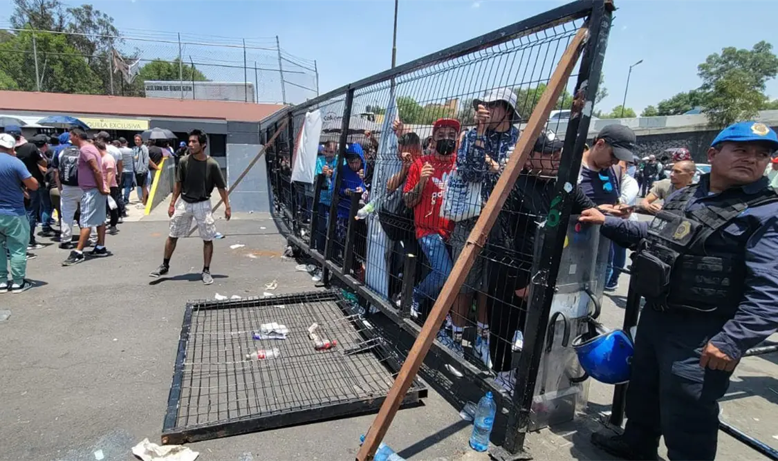 Caos en las taquillas del estadio Azteca