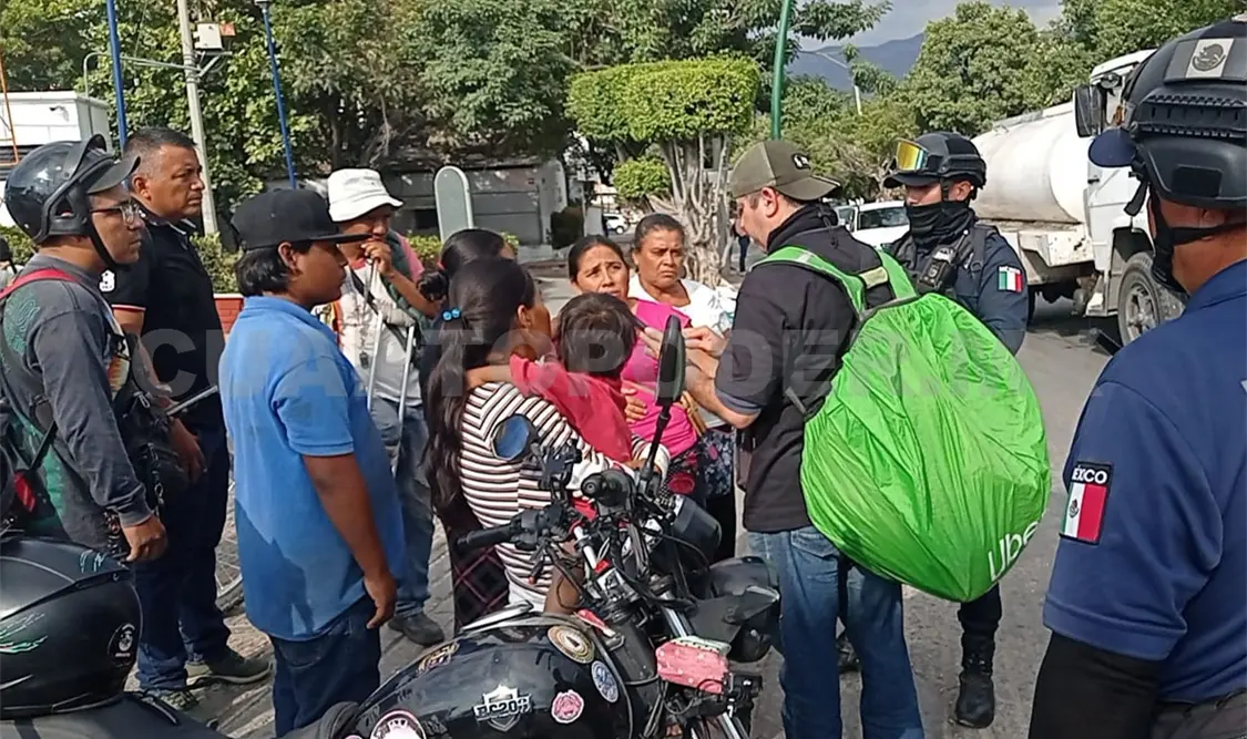 Motorrepartidor embiste a mujer y su pequeño hijo