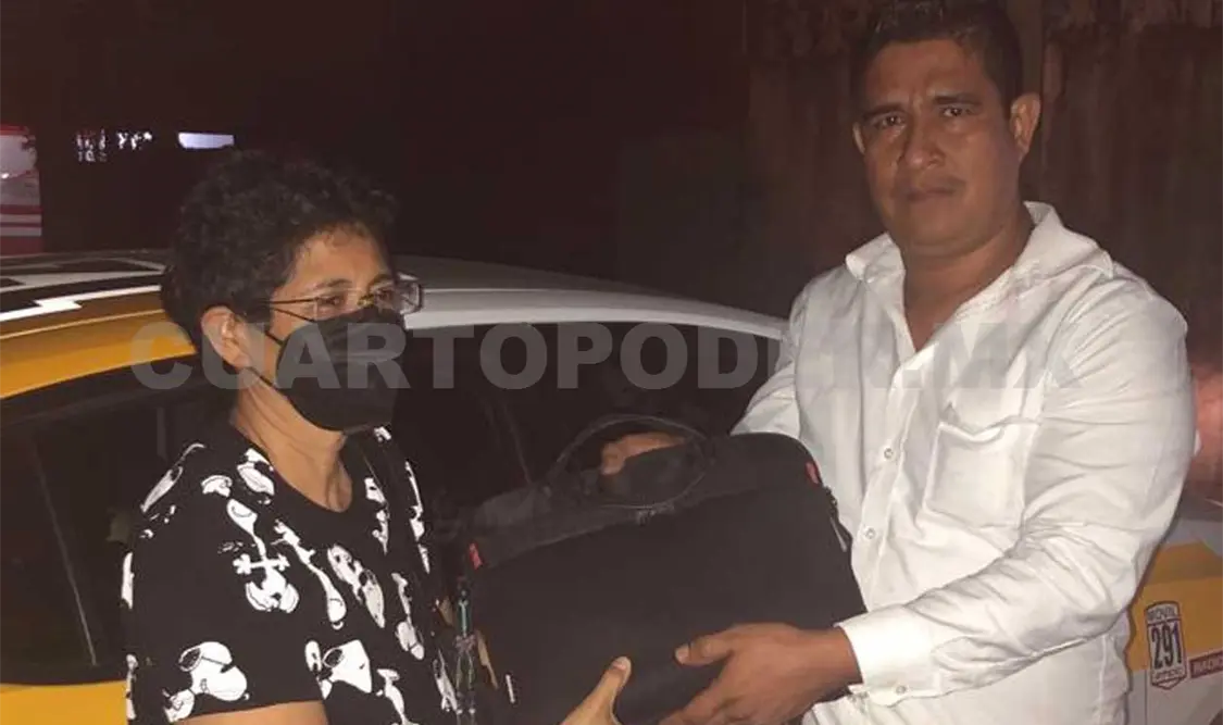 Reconocen servicio y honestidad de taxista por objeto olvidado
