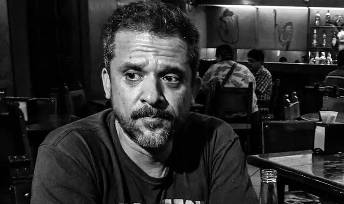 El escritor es considerado por críticos como un autor irreverente y transgresor de la poesía misma. Cortesía