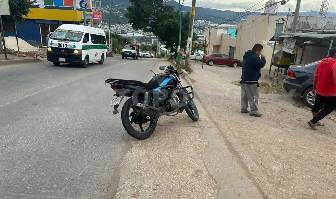 Embiste taxista a joven que iba en su motocicleta