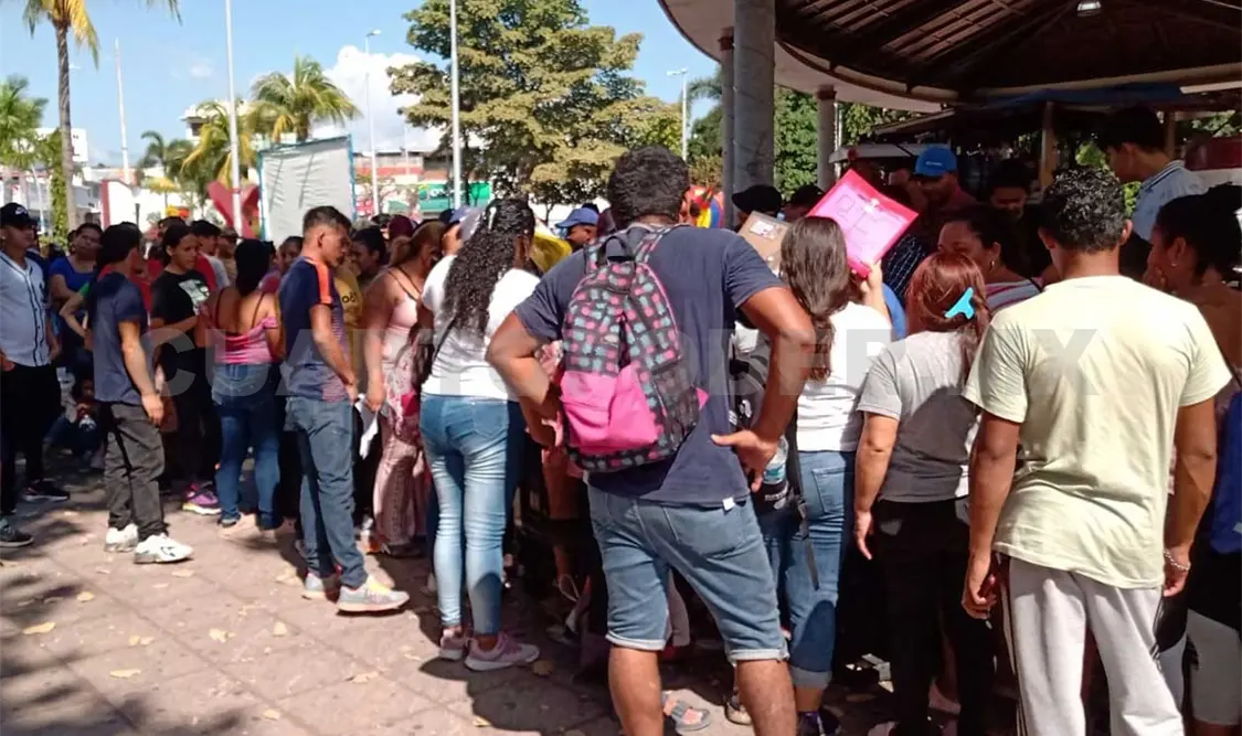 Migrantes buscan amparo para salir de Tapachula