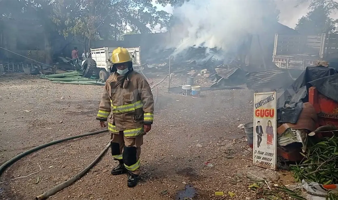 Incendio en una bodega moviliza a las autoridades