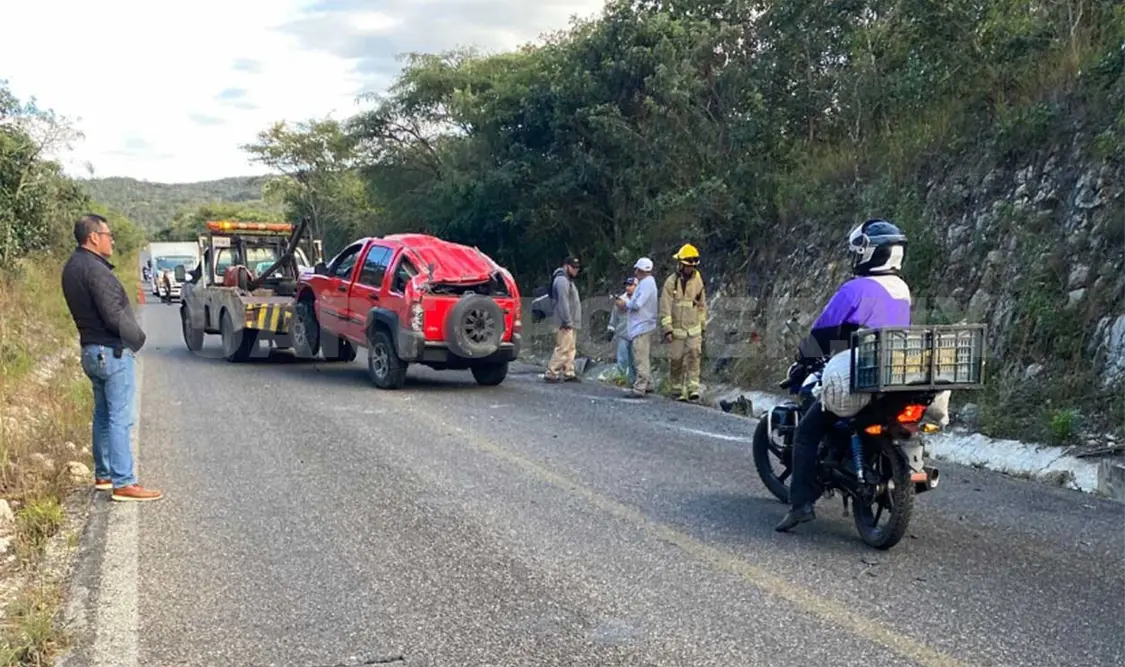 Acelerado conductor sufre una aparatosa volcadura