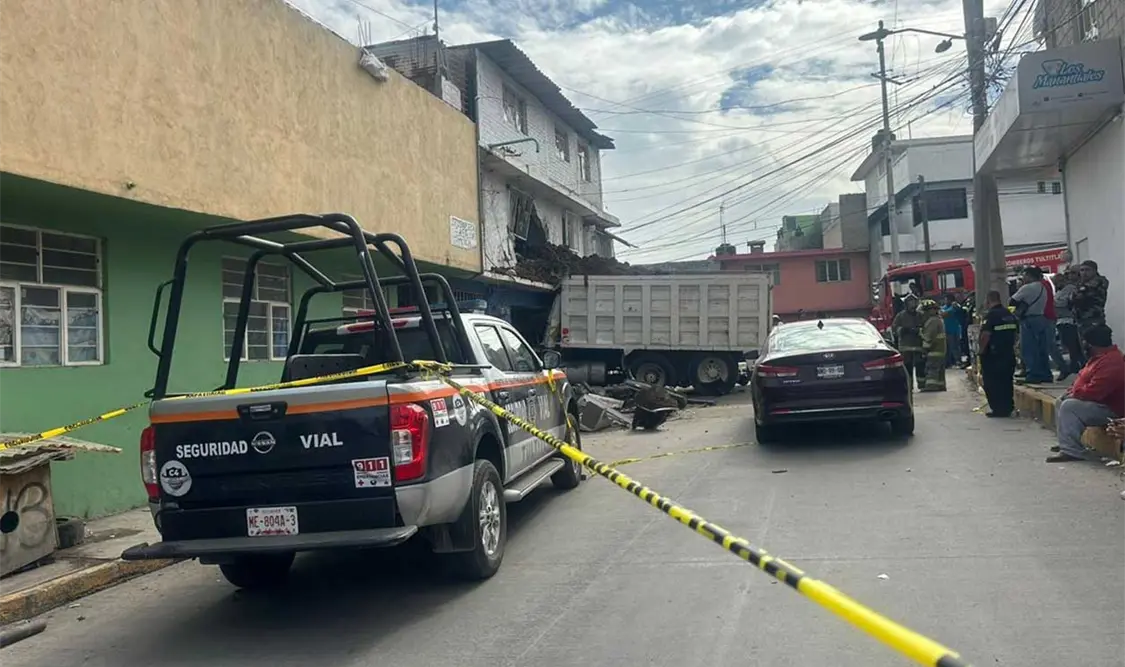 Volteo arrolla a dos personas y se impacta en casa
