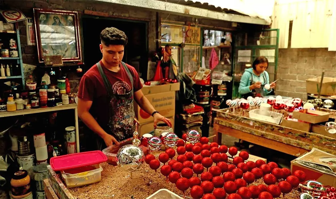 Esferas artesanales, una tradición familiar