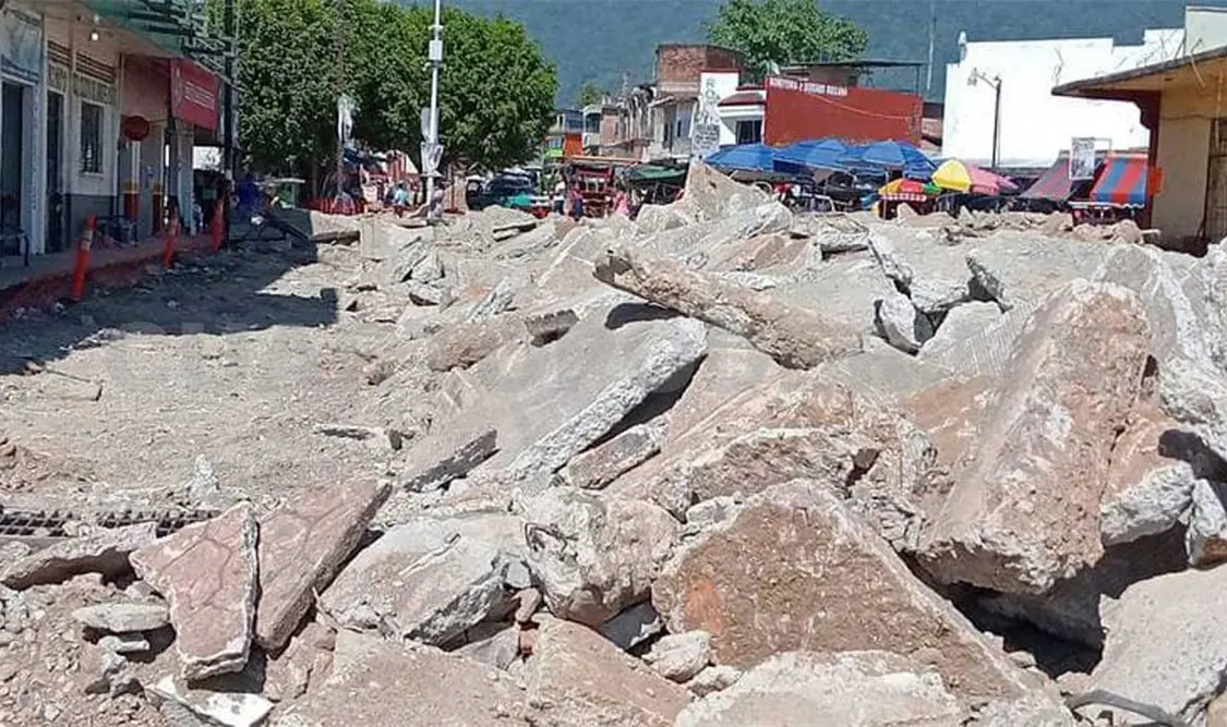 Demuelen viviendas para el paso del tren