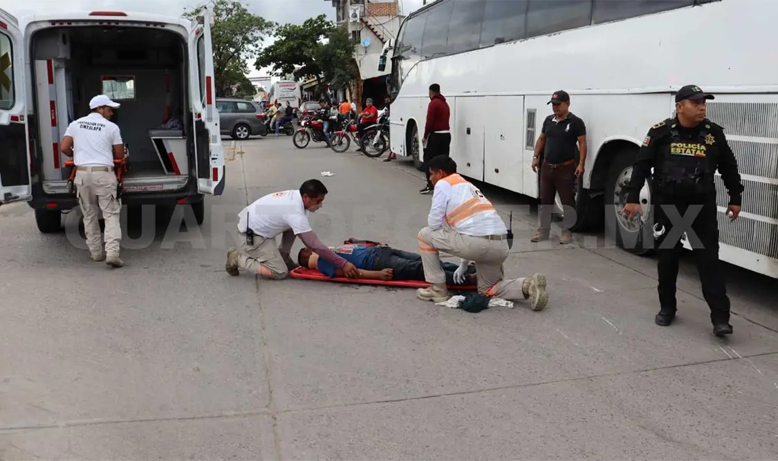 Motorista arrollado es llevado a un hospital