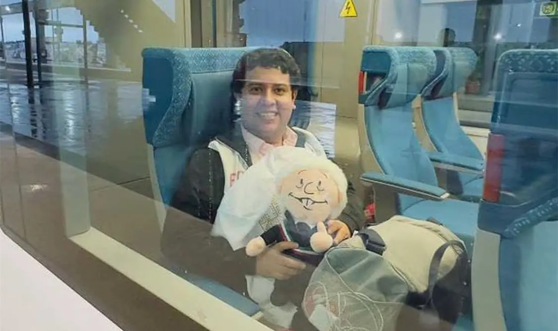 Cuando Carrión pudo acceder al tren, mostró su felicidad. Cortesía