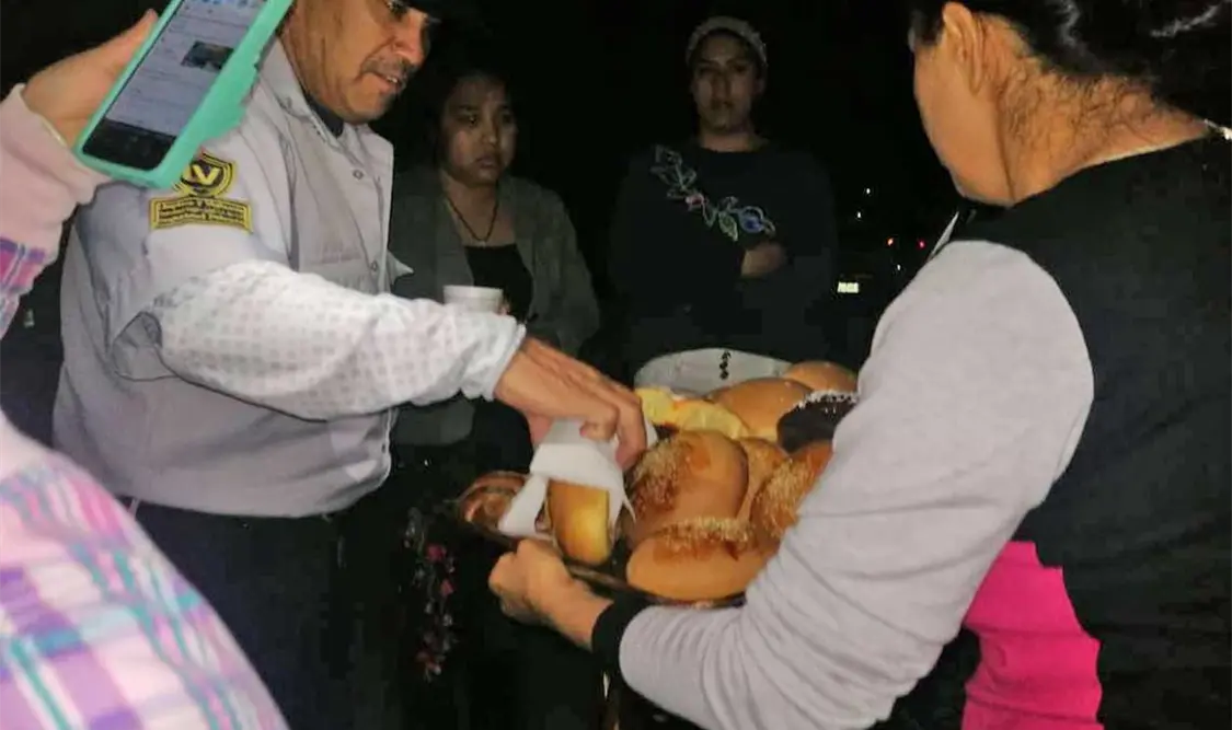 Al hospital llegan organizaciones civiles para ayudar a la gente. Cortesía