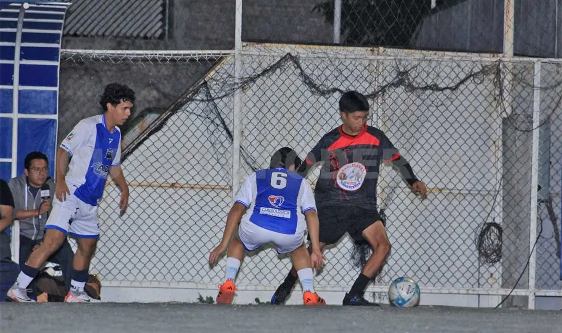 Los partidos se desarrollaron en las instalaciones de Futbol Total EBC, el viernes por la noche. Alan Pola/CP