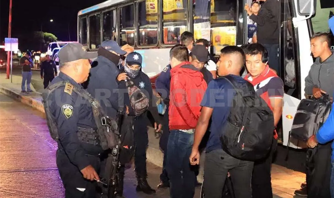 Los maleantes abordaron la unidad de pasaje en la caseta de Ocozocoautlla. Osman Toledo / CP