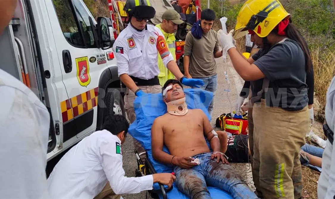 Paramédicos valoraron a las personas pero debido a su estado de salud las trasladaron a un hospital. Cortesía