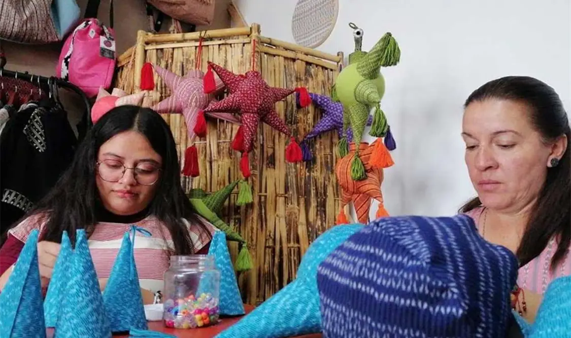 Telares se convierten en piñatas navideñas