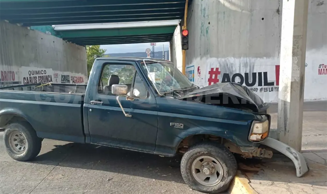 Veloz taxista y pick up se estrellan en libramiento