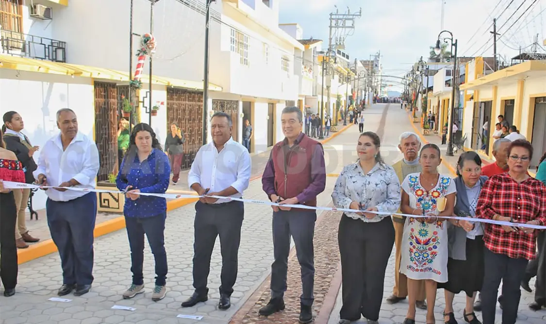 Mandatario inaugura calle pavimentada en Ocosingo