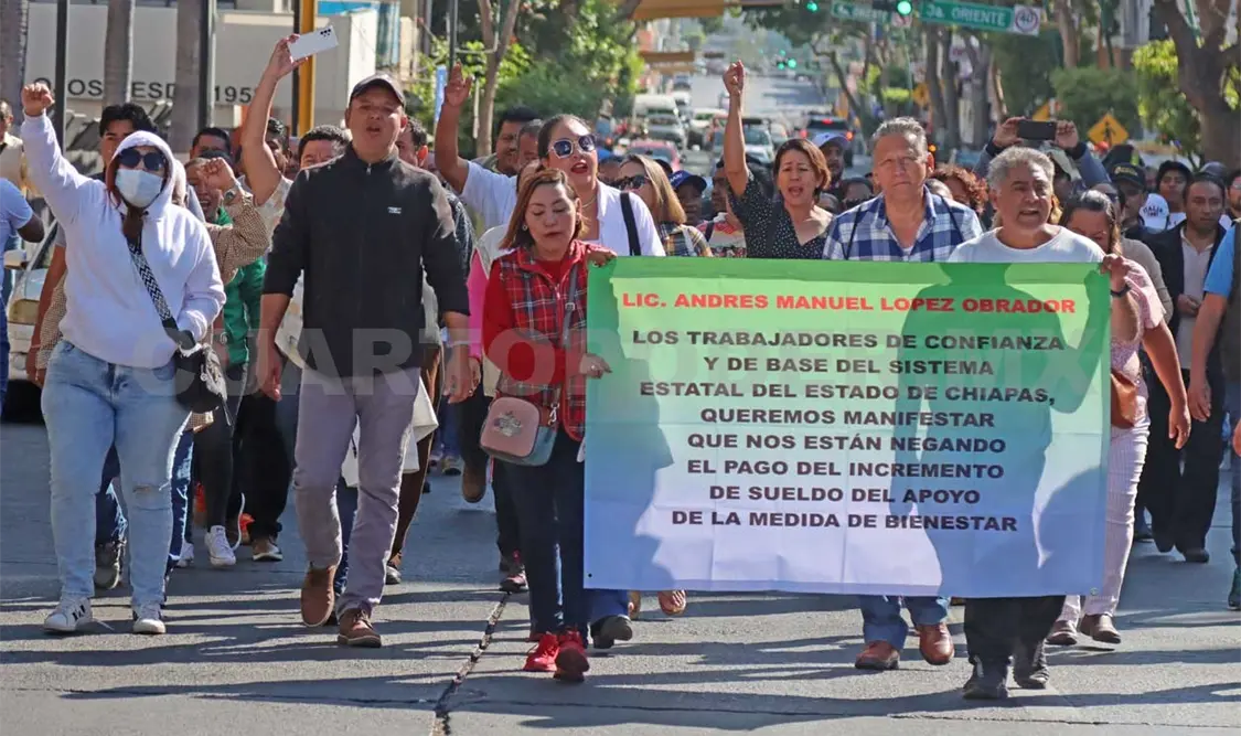 Marchan burócratas para exigir aumento de salario