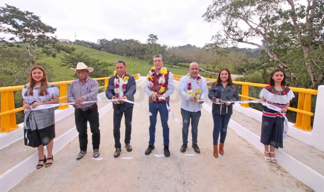 Inaugura REC puente vehicular en Chilón