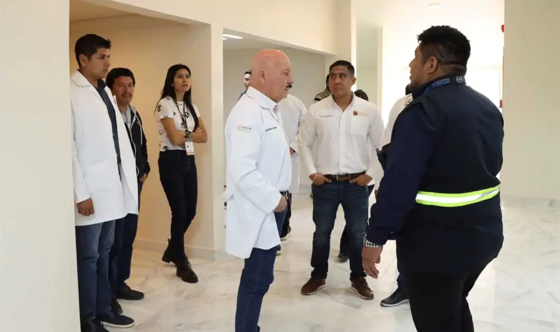 Constata Dr. Pepe Cruz avances en la construcción de la Clínica de Parto Humanizado de Chilón