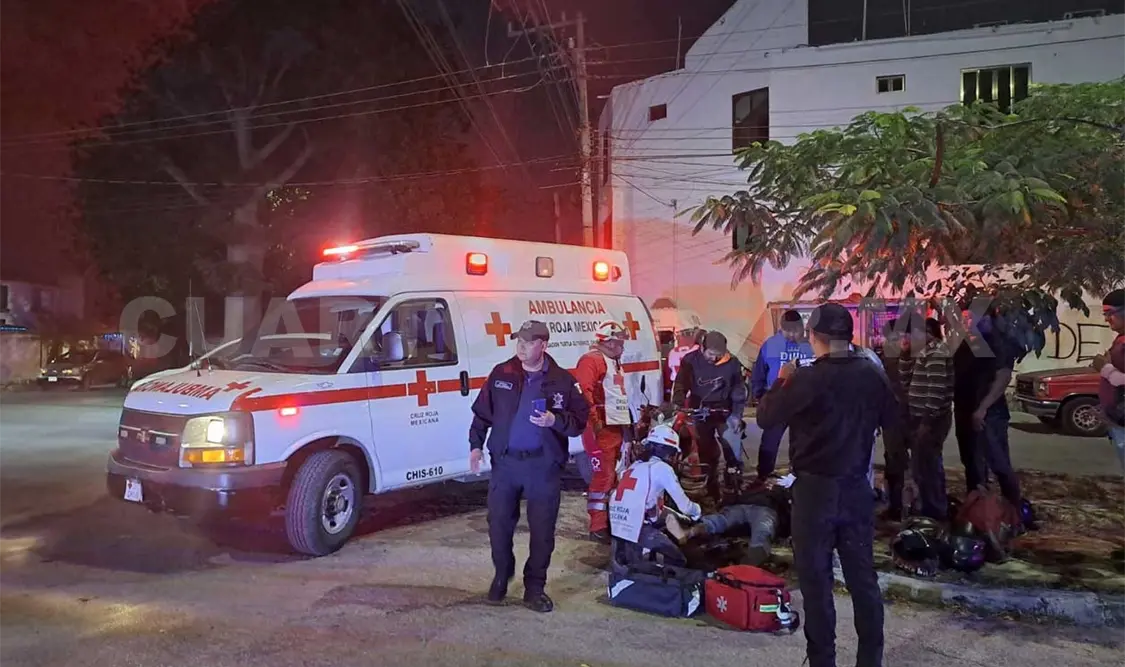Impactan a pareja que viajaba en una moto