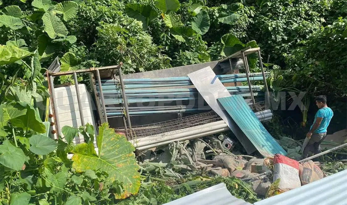 Se registra volcadura; solo daños materiales