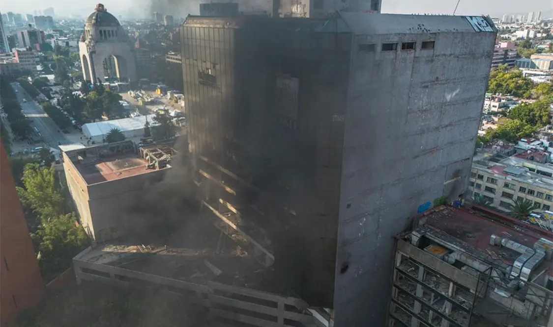 Incendio consume edificio del Issste