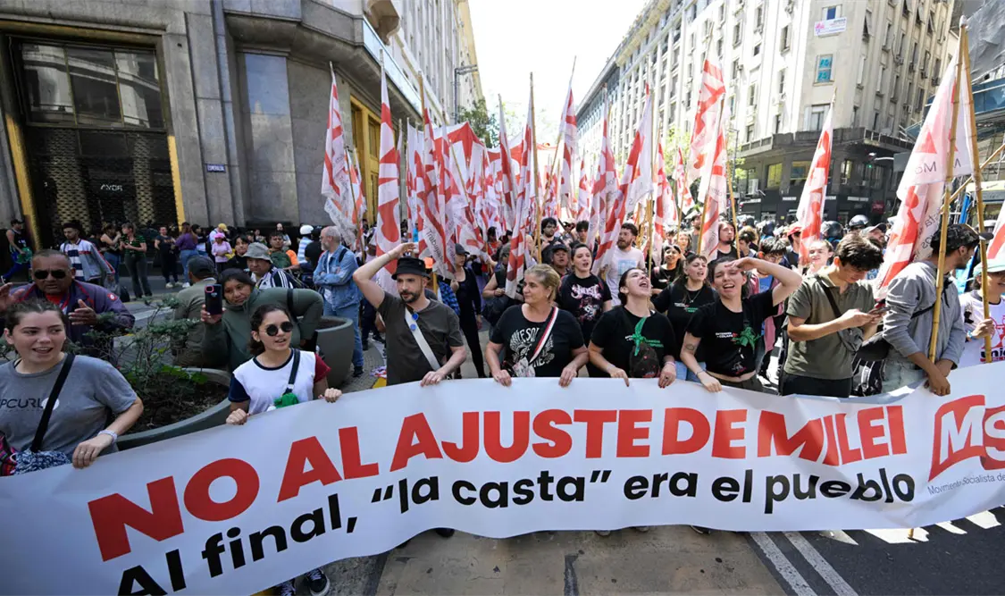 Miles se manifiestan contra el plan económico de Milei