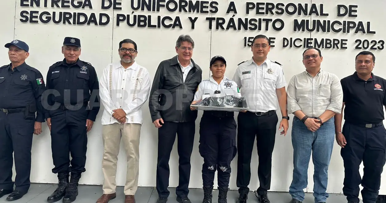 Entregan uniformes y equipos en Tuxtla