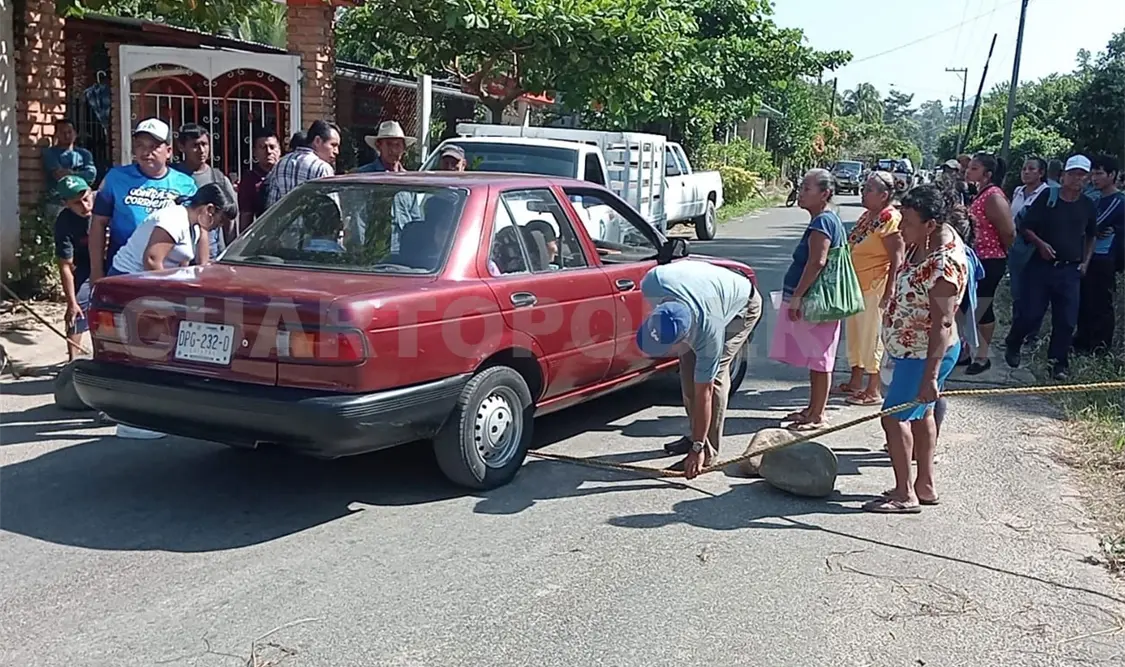 Pobladores impiden paso de transporte por alza de pasaje