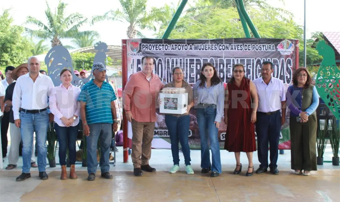 Encabeza Mariano Rosales entrega de aves de traspatio