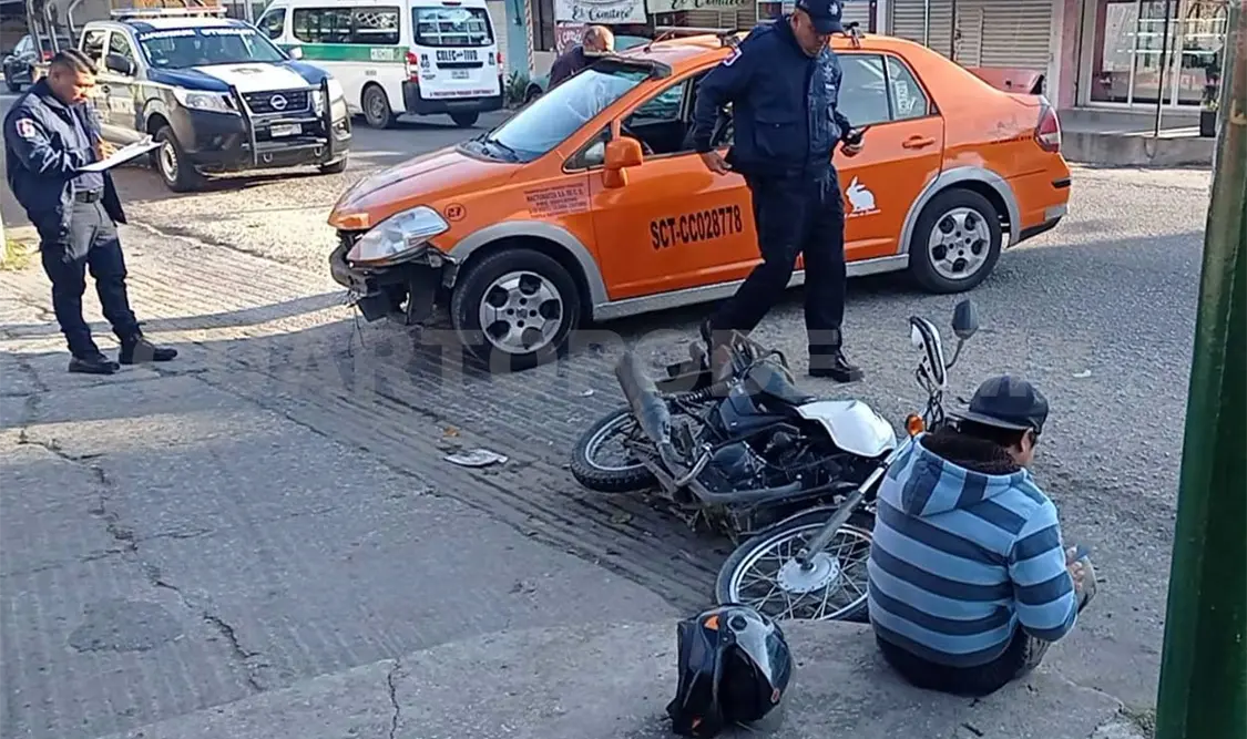 Taxista arrolla a motorista que resulta con lesiones