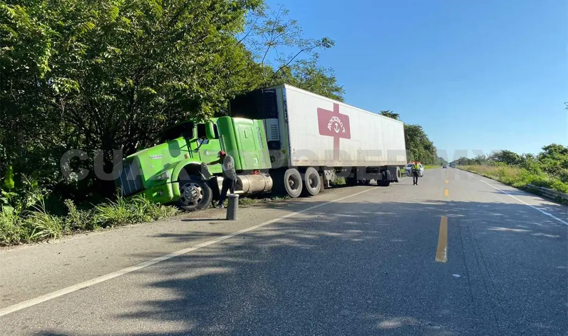 Choque de tráiler contra camioneta