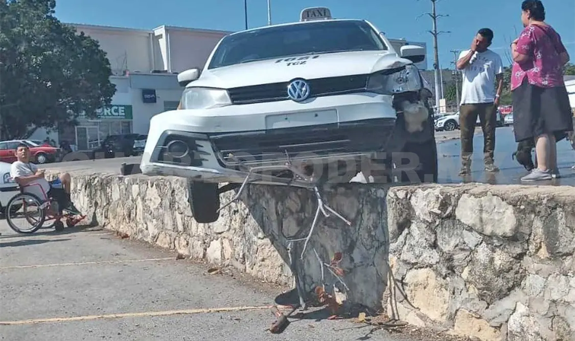 Taxi aparcado en plaza comercial impacta un muro