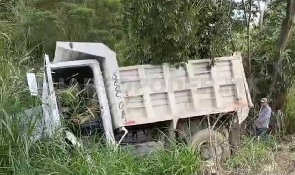 Se queda sin frenos volteo y chofer evita una tragedia