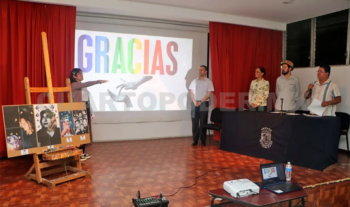 Se titula estudiante con sordera