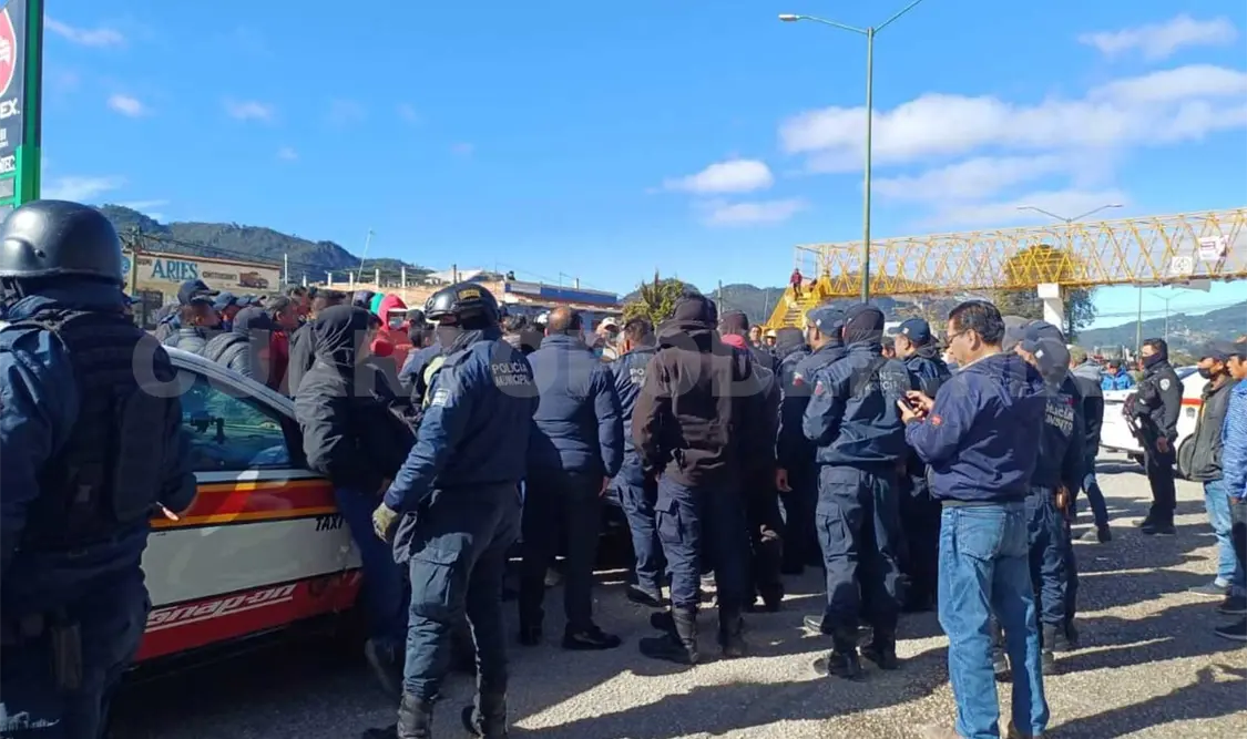 Transportistas bloquean bulevar por dos horas