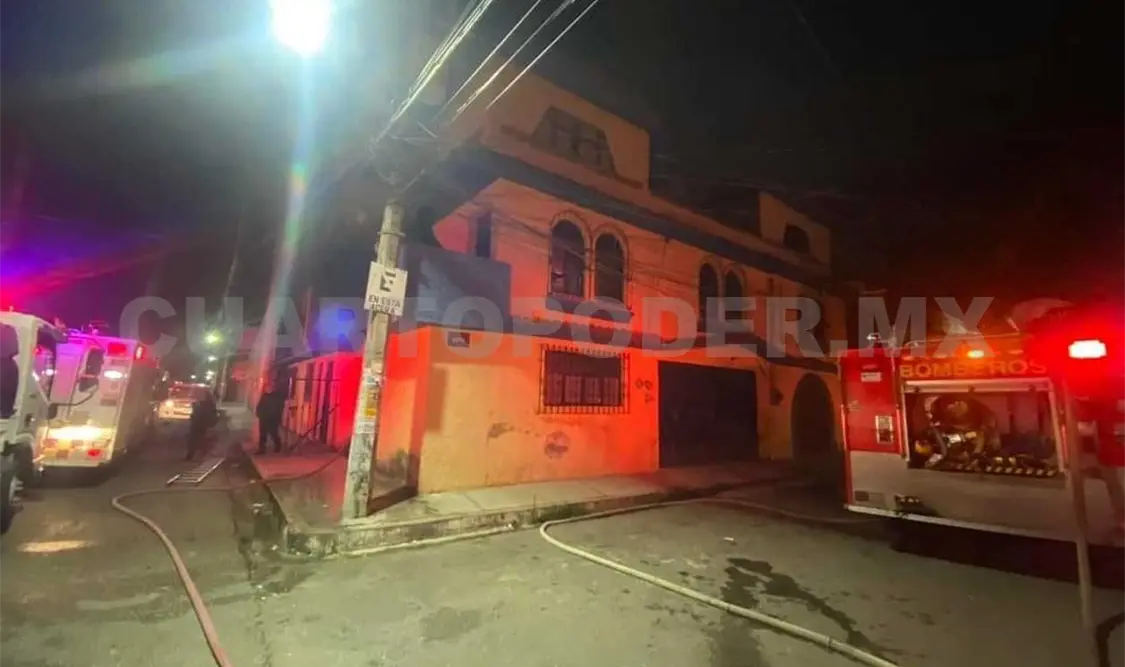 Quedan atrapados tras incendio y los rescataron