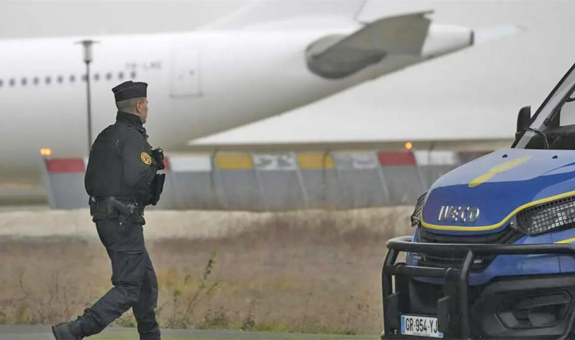 Frenan avión por sospecha de tráfico de seres humanos